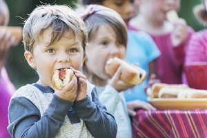 Kid eating a Hotdog